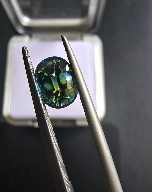Identification photograph — Yellow-Blue Parti Australian Sapphire 1.52ct Oval, Stone ID 80277